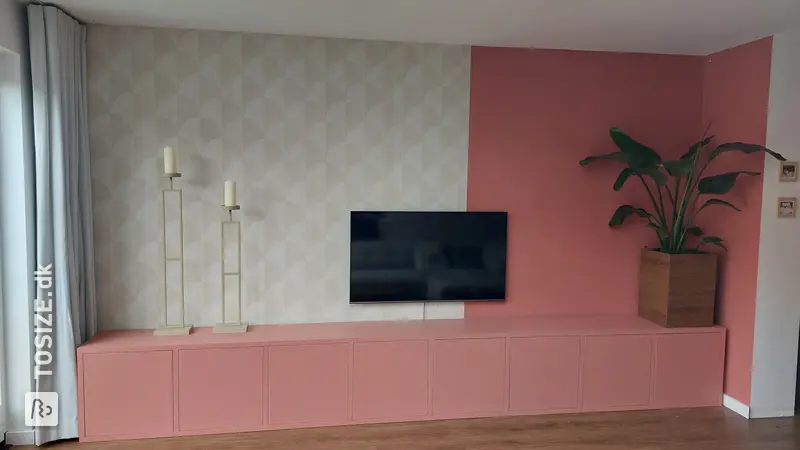 Homemade pink TV cabinet for the living room, by Eline
