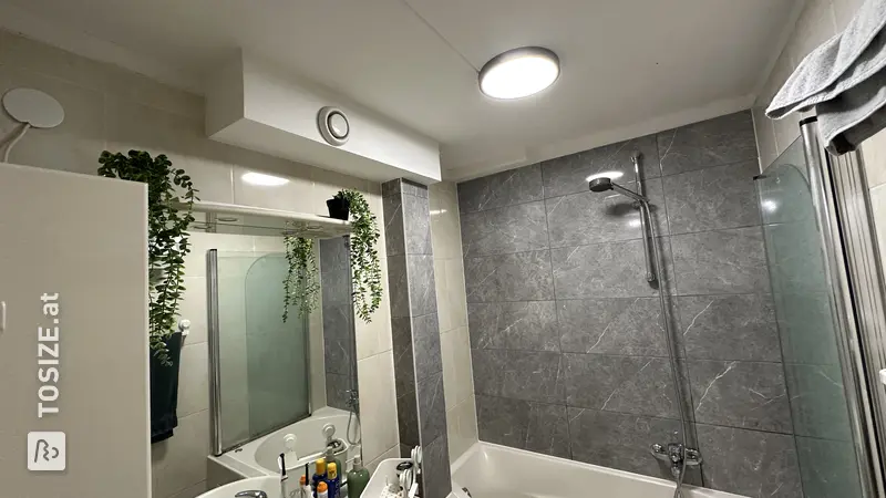 Schickes weißes Badezimmer-Makeover von Bogdan
