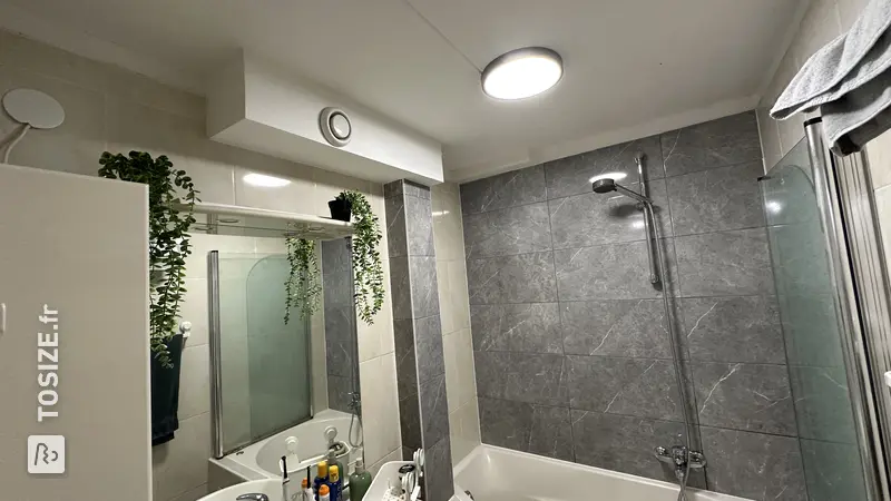 Rénovation d'une salle de bain blanche chic, par Bogdan