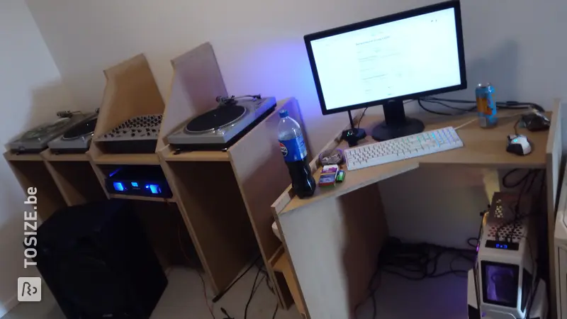 Schuine woonkamerhoek met kast en bureau, door Paul