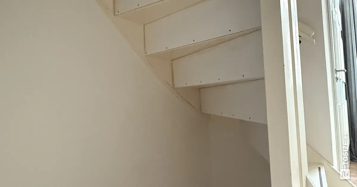 Closing an Open Staircase with Risers, by Alex | TOSIZE.es