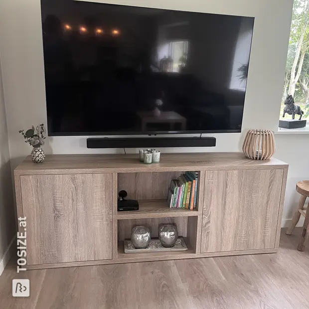 Helles (Holz-)Sideboard mit Türen und offenen Fächern