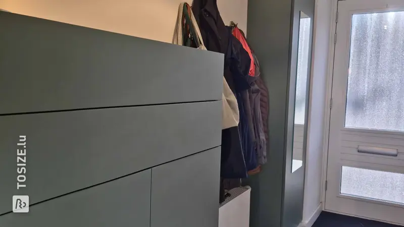 Meuble d'entrée élégant avec tiroirs et portes, par Chris