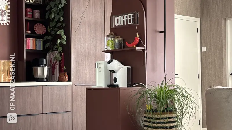 Simpel en Strak Koffiebarretje in Terra, door Zhané