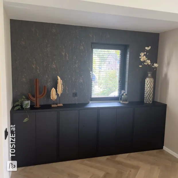 Schwarzes Sideboard mit Türen und offenen Fächern