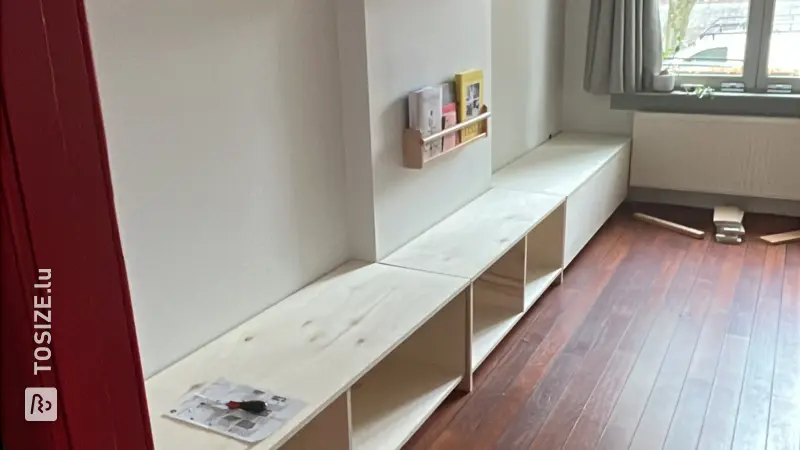 Canapé élégant avec espace de rangement, par Laurens