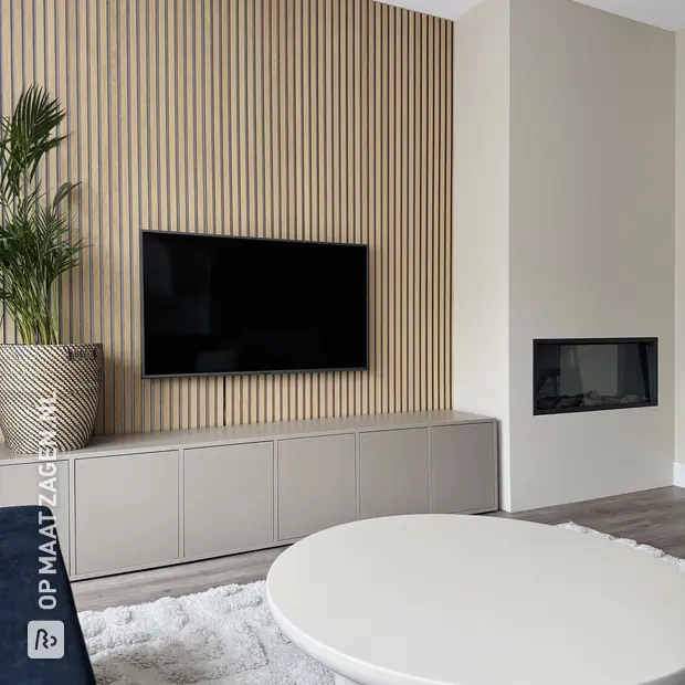 Grijze dressoir met deuren en legplanken