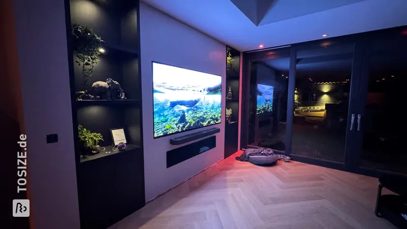 Stilvolle schwarze Cinewall-Wandschränke im Wohnzimmer von Coen