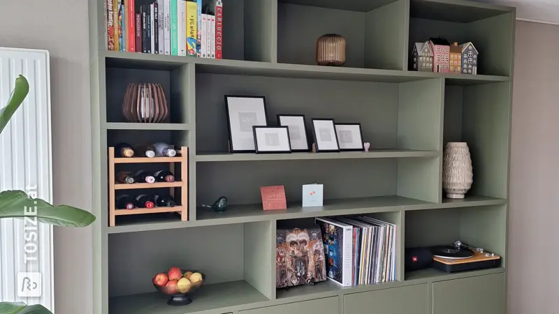 Grünes Regal für das Wohnzimmer von Rik