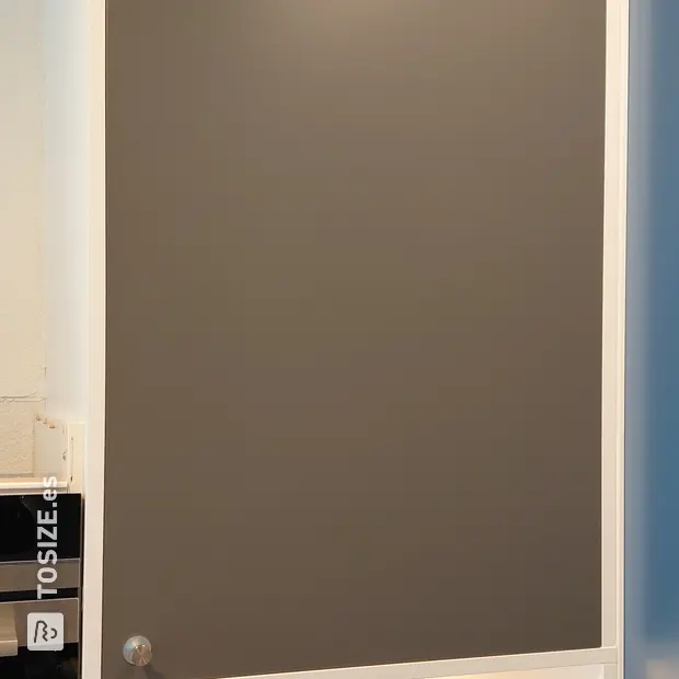 Armario gris con puertas y estantes