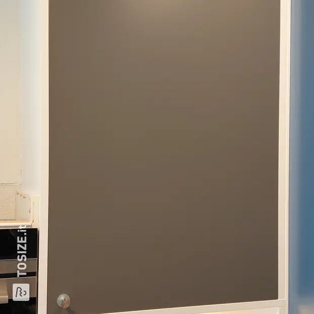 Mobile grigio con ante e ripiani
