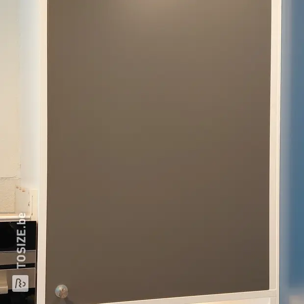 Grijze kast met deuren en legplanken