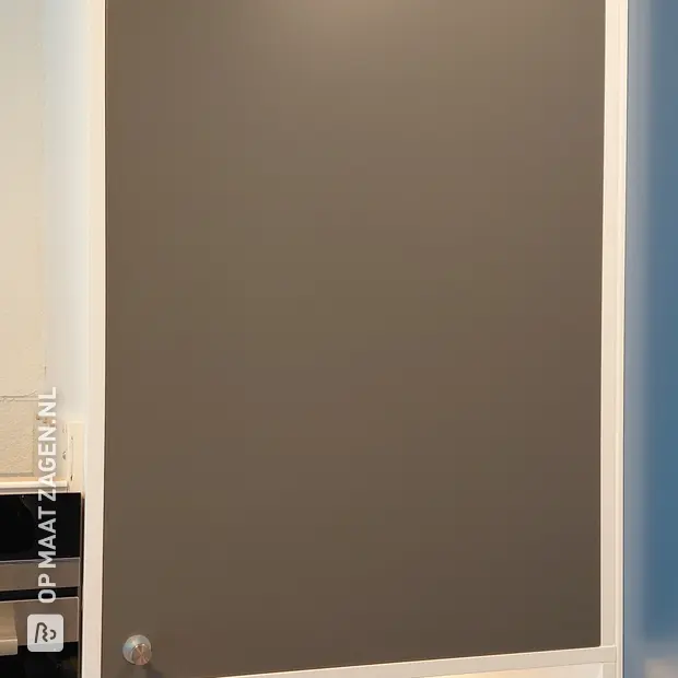 Grijze kast met deuren en legplanken