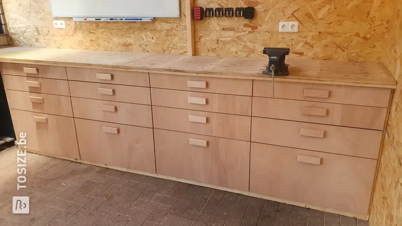 Établi fait maison avec tiroirs pour le garage, par Marco