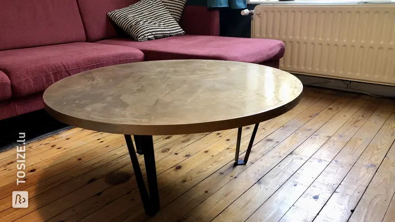 Golden Coffee Table made of Concrete Ciré, by Catelijne
