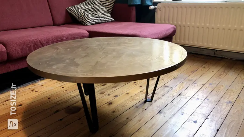Table basse dorée en béton Céri, par Catelijne