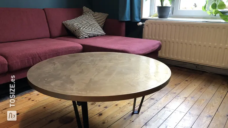 Mesa de centro dorada de hormigón ciré, de Catelijne