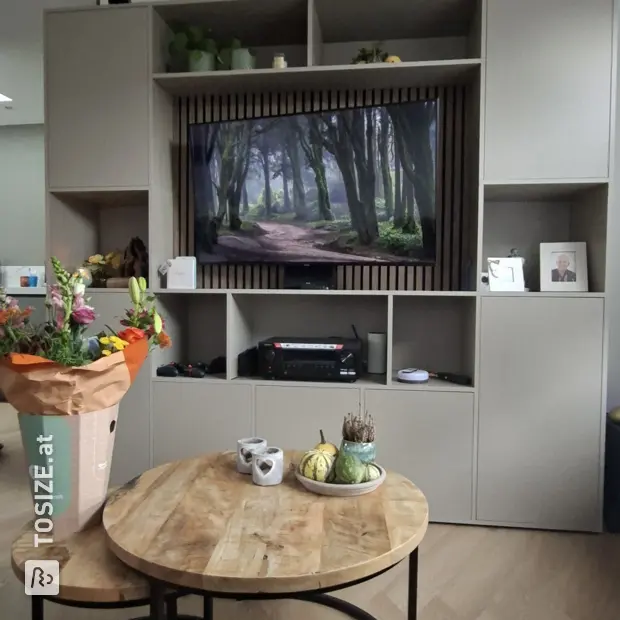 Beige Schrankwand mit offenen Fächern und Türen