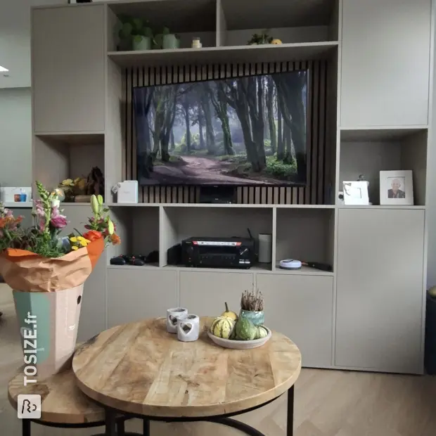 Placard mural beige avec compartiments ouverts et portes