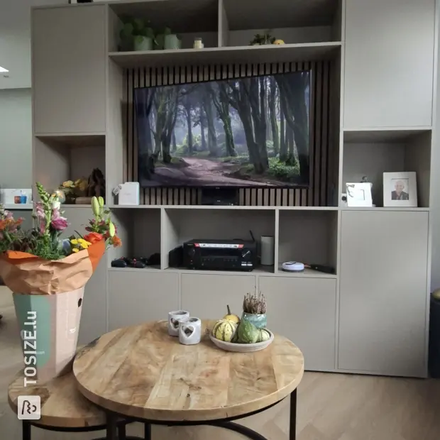Placard mural beige avec compartiments ouverts et portes