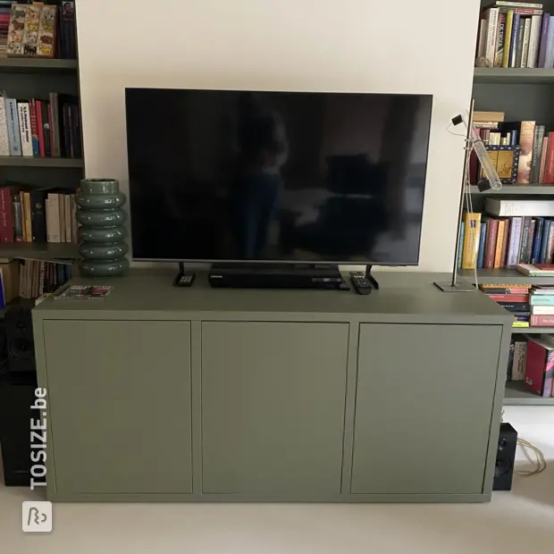 Groene dressoir met deuren en open vakken