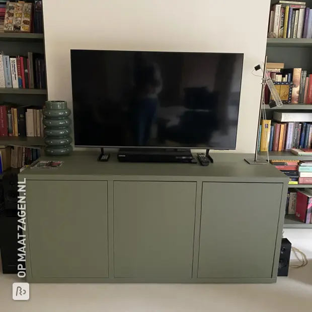 Groene dressoir met deuren en open vakken