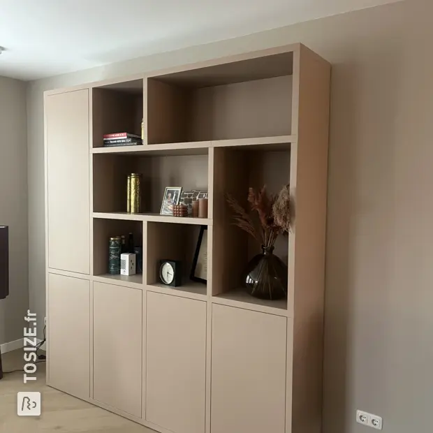 Placard mural beige avec portes et compartiments ouverts