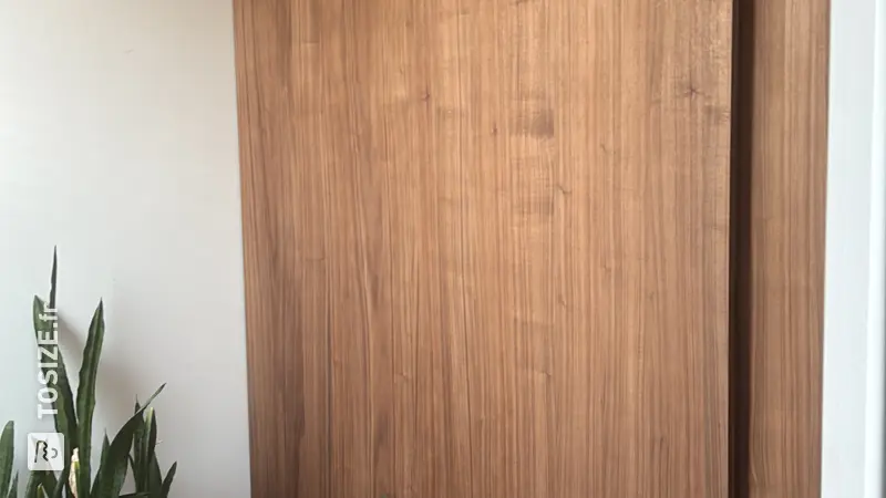 Penderie murale DIY pour vêtements de sport et vestes, par Govert