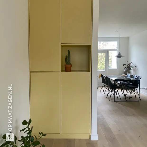 Geel dressoir met deuren en open vakken