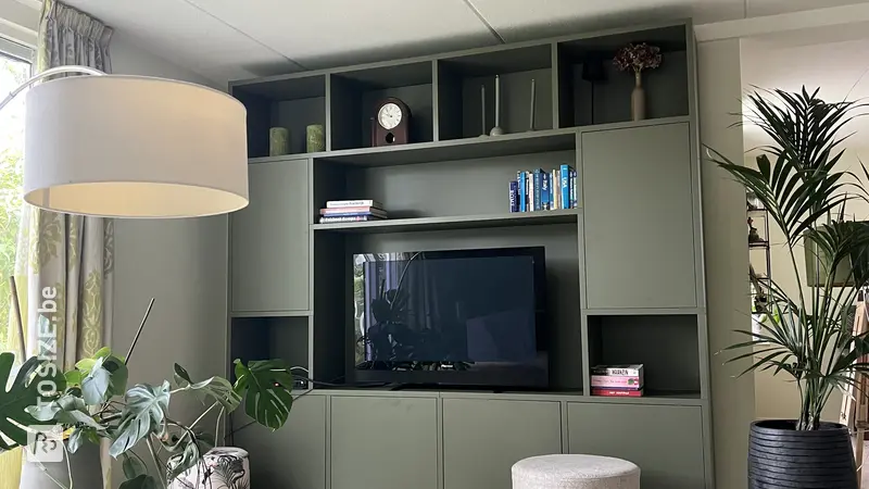 Wandvullende olijfgroene vakkenkast voor je tv, door Ingrid