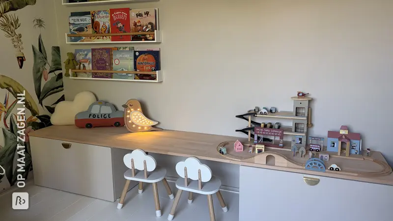 IDIMEX NIVIA Kinderbureau in de vorm van een wit huis met plank, opbergruimte, gemaakt van massief grenenhout, stabiel, duurzaam, perfect voor de kinderkamer. Montessori-meubel, ideaal voor