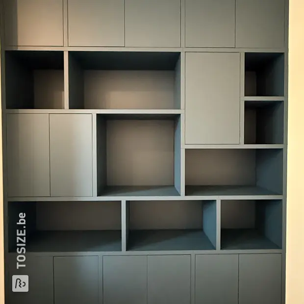 Donker (hout) kastenwand met deuren en open vakken