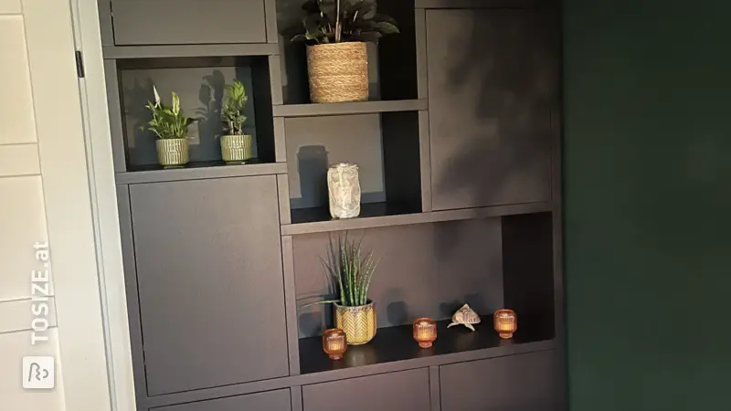 Selbstgebauter schwarzbrauner Wandschrank im Wohnzimmer, von Cynthia