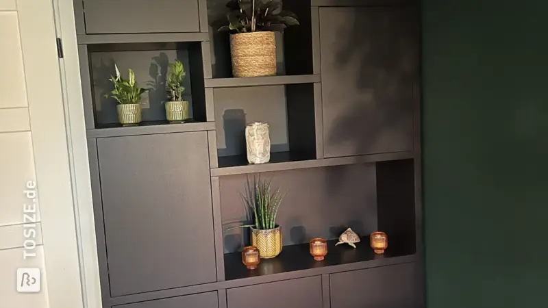 Selbstgebauter schwarzbrauner Wandschrank im Wohnzimmer, von Cynthia