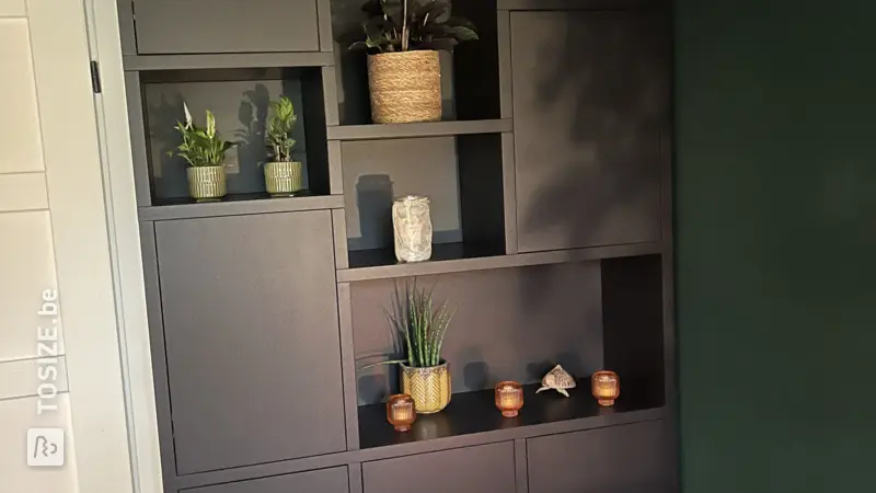 Armoire murale noire et marron faite maison dans le salon, par Cynthia