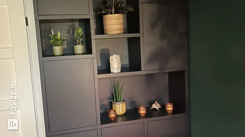 Armoire murale noire et marron faite maison dans le salon, par Cynthia