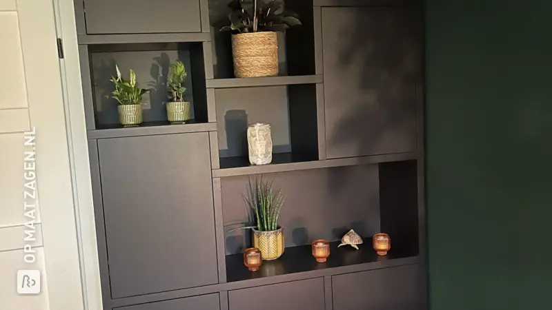Zelfgemaakte zwartbruine wandkast in de woonkamer, door Cynthia