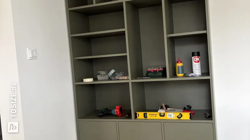 Stilvolles Bücherregal und TV-Schrank für das Wohnzimmer von Vesna