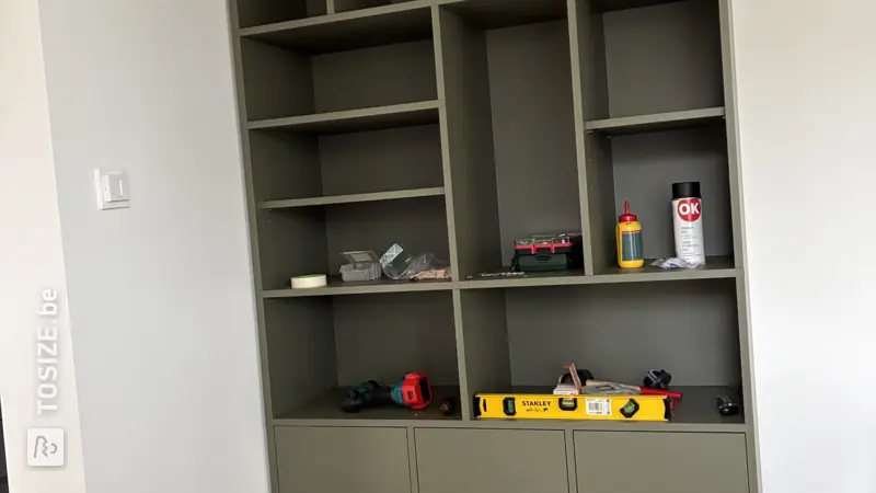 Bibliothèque et meuble TV élégants pour le salon, par Vesna