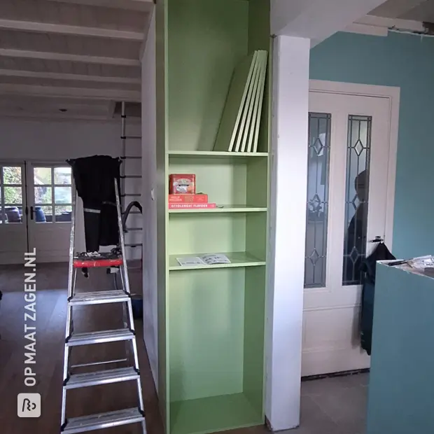 Groene kast met deuren en open vakken