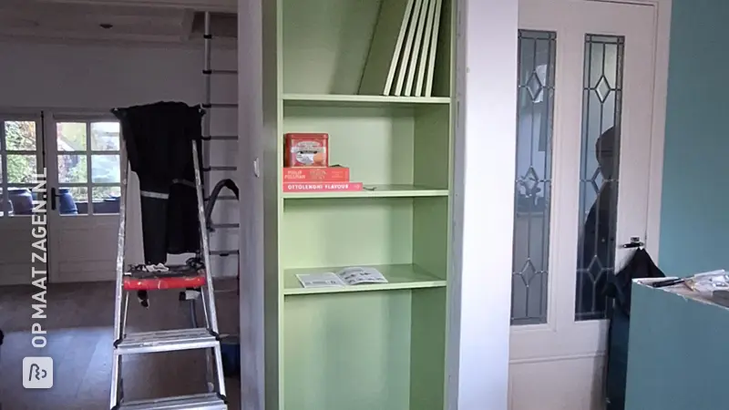 Inbouwkast voor de Keuken en Woonkamer in Gamma Spring Moss, door Sophie