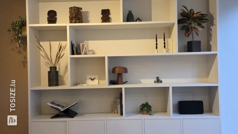 Stilvolles weißes Regal für das Wohnzimmer, von Eva