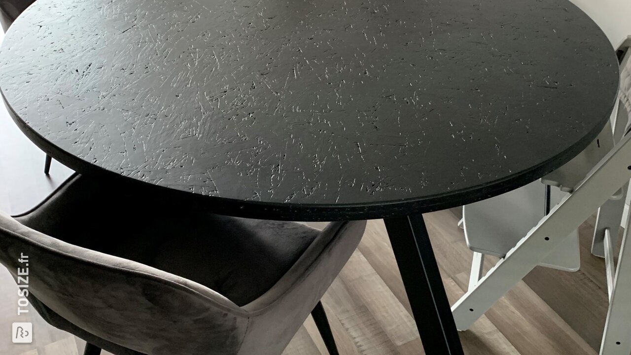 Table ronde noire en OSB peint, par Jan Willem