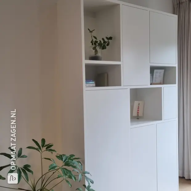 Witte kast met deuren en open vakken