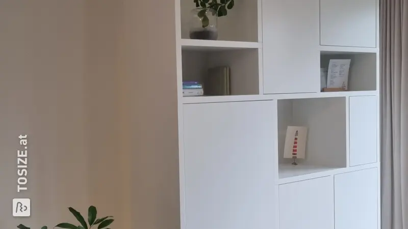 Spielschrank für das Wohnzimmer in RAL 9010, von Arthur