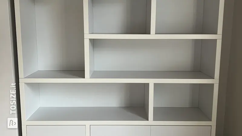 Elegante credenza bianca per il soggiorno, di Laurien