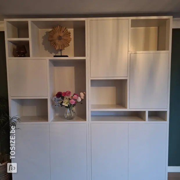 Witte kastenwand met deuren en open vakken