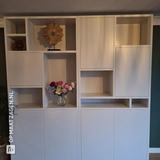 Witte kastenwand met deuren en open vakken