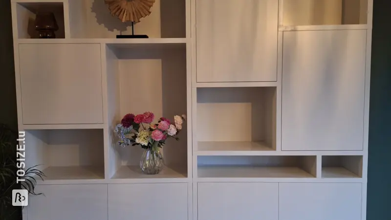 Étagère élégante pour le salon, par Ruud
