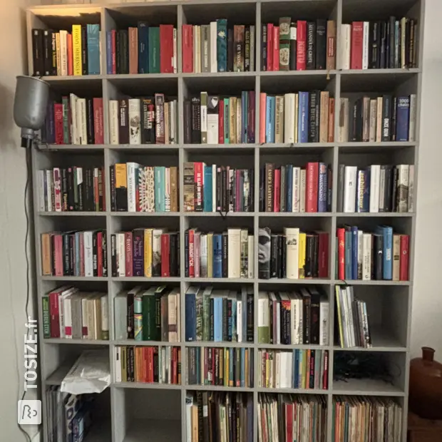 Bibliothèque grise avec compartiments ouverts et étagères